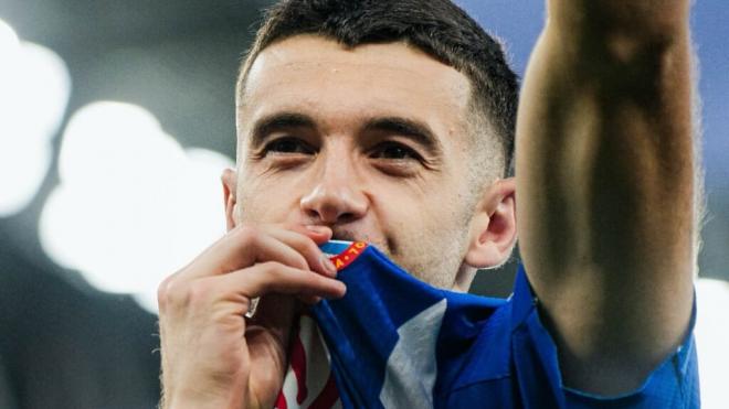 Joan García besando el escudo del Espanyol (LALIGA)