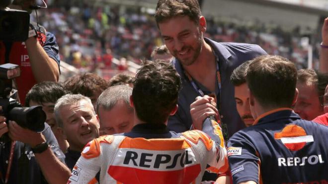 Marc Márquez y Pau Gasol (Foto: MotoGP).