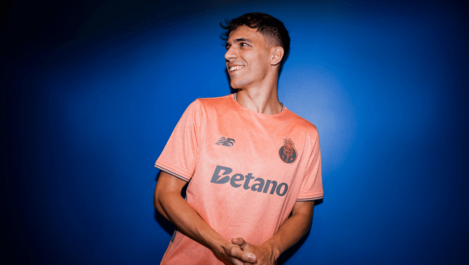 Gabri Veiga posa como nuevo jugador del Oporto (Foto: FCP).