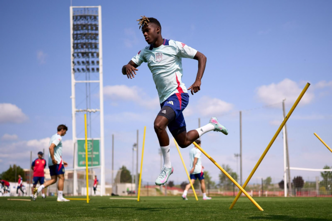 Nico Williams se ejercita con la Selección Española. (Foto:SeFutbol)