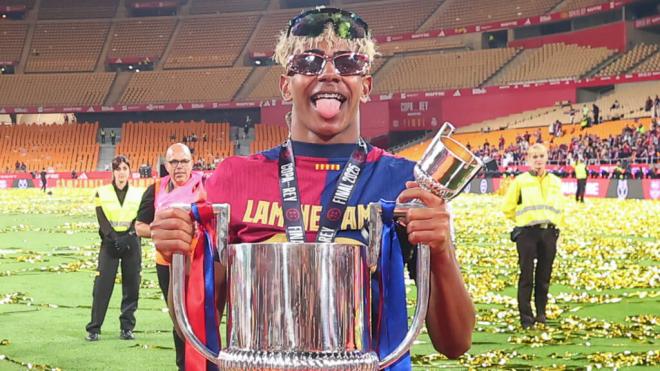 Lamine Yamal posando con la Copa del Rey (Europa Press)