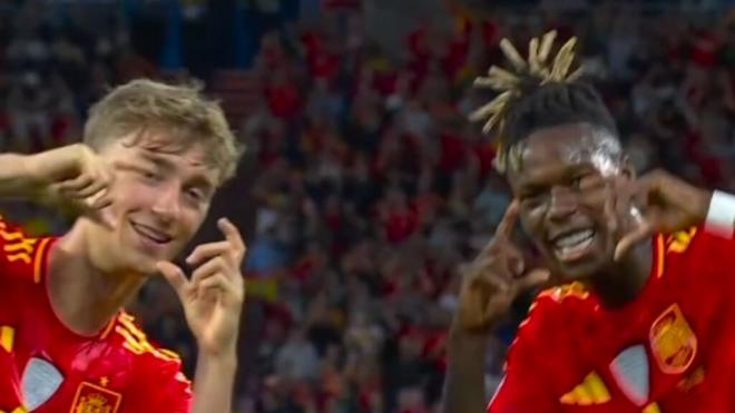 Nico Williams y Dean Huijsen bailando tras marcar a Francia (Captura de 'La 1')
