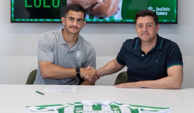 Rodrigo Marina firma su renovación junto a Miguel Calzado (Foto: RBB).