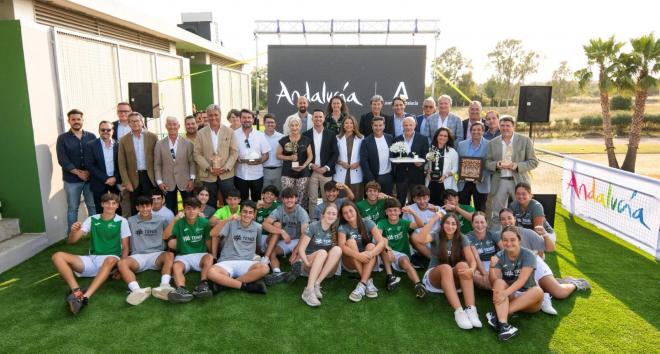Foto de familia en la presentación del patrocinio de la Junta para los eventos internacionales de tenis en Andalucía en 2025.