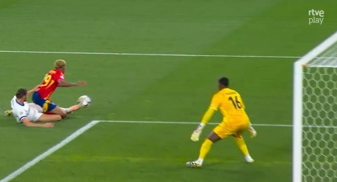 El penalti de Rabiot a Lamine Yamal (Captura de 'La 1')
