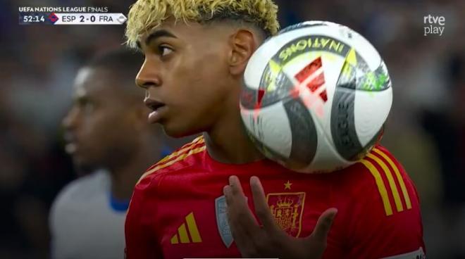 Lamine Yamal jugando con el balón antes del penalti (Captura de 'La 1')