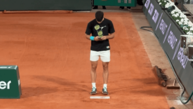 Carlos Alcaraz se hace una foto con la placa de Rafa Nadal.