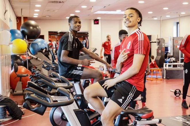 Lucas Noubi se ejercita con el Standard Lieja. (Foto: Cordon Press)