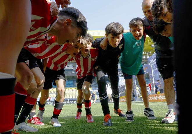 Los jugadores del Athletic Club, junto a Ander Lafuente en LALIGA FC Futures (Foto: LALIGA).