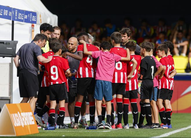 Ander Lafuente da instrucciones a los jugadores del Athletic Club en LALIGA FC Futures (Foto: LALIG