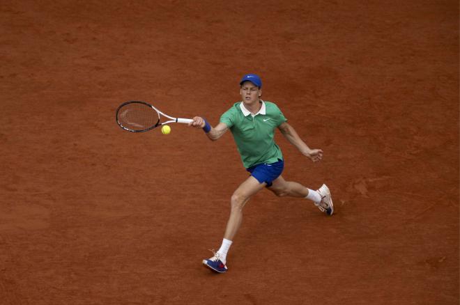 Jannik Sinner, ante Novak Djokovic en Roland Garros 2025 (Foto: Cordon Press).