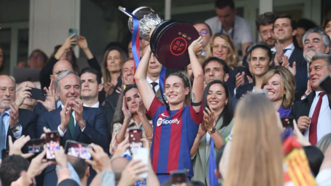 Alexia Putellas levantando la Copa de la Reina en La Romareda 2024 (Foto: Europa Press)