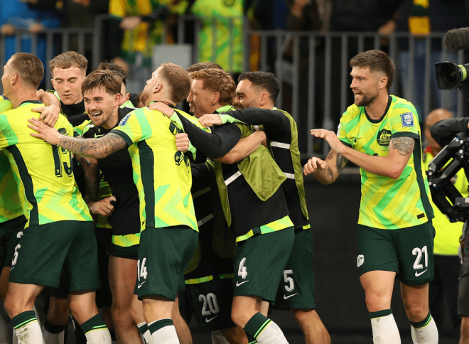 Cameron Burgess, con el 21, a un paso del Mundial