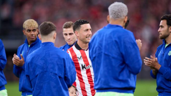 Los jugadores del Barça aplauden a Óscar de Marcos (Europa Press)