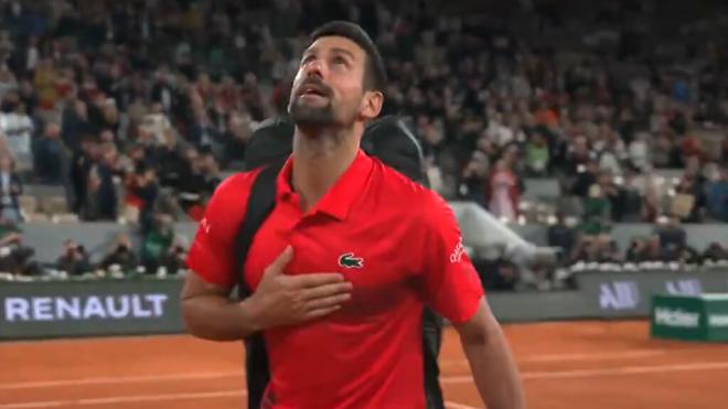 Djokovic mirando al cielo de la Philippe Chatrier (X: @rolandgarros)