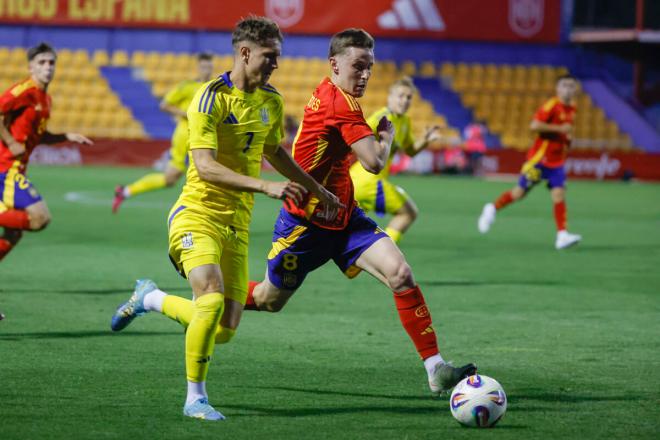Beñat Turrientes pelea un balón en el España-Ucrania sub 21 (Foto: EFE).