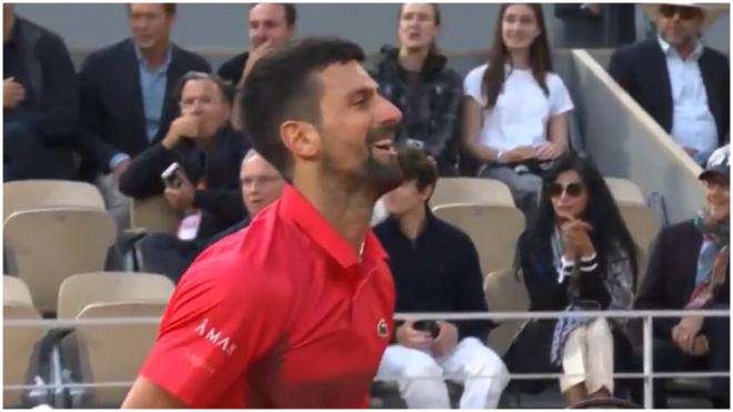 Novak Djokovic riéndose tras ganar un punto ante Sinner. (Foto: @MovistarTenis)