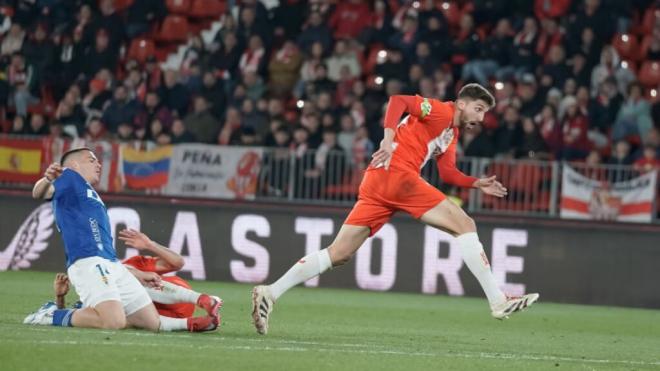 Acción de juego del último Almería-Real Oviedo (foto: LALIGA).