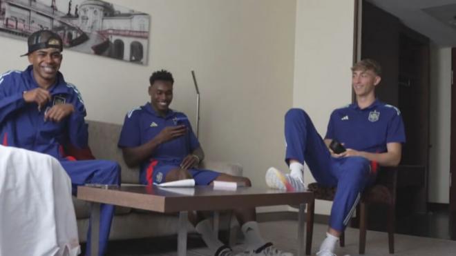 Lamind Yamal, Huijsen y Samu Omorodion, entre risas (Foto: RFEF)