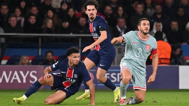 Koke ante Vitinha y Warren Zaïre-Emery en el último PSG-Atlético de Madrid en Champions League.