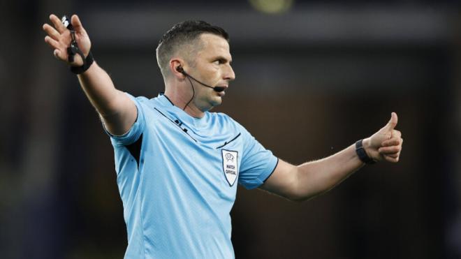 Michael Oliver realiza una indicación durante el España-Francia (foto: Cordon Press).
