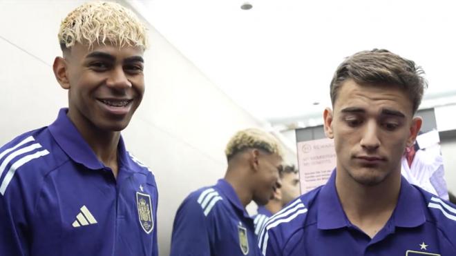 Lamine sonríe junto a Gavi en el vídeo de la Selección Española (captura: sefutbol).