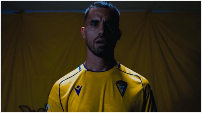 Suso posando con la camiseta del Cádiz. (Foto: Redes Sociales)
