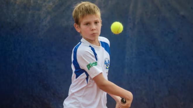 Franco Mastantuono jugando al tenis (Redes sociales)