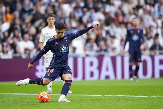 Hugo Sotelo golpea un balón en el Real Madrid-Celta de Vigo (Foto: Europa Press).