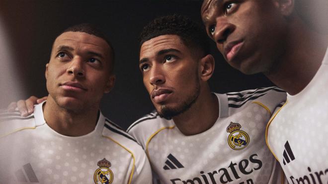 Kylian Mbappé, Jude Bellingham y Vinicius Jr con la nueva camiseta del Real Madrid ('X' @realmadrid)