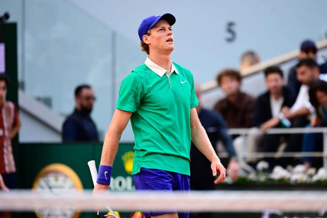 Jannik Sinner, ante Novak Djokovic en Roland Garros 2025 (Foto: Cordon Press).