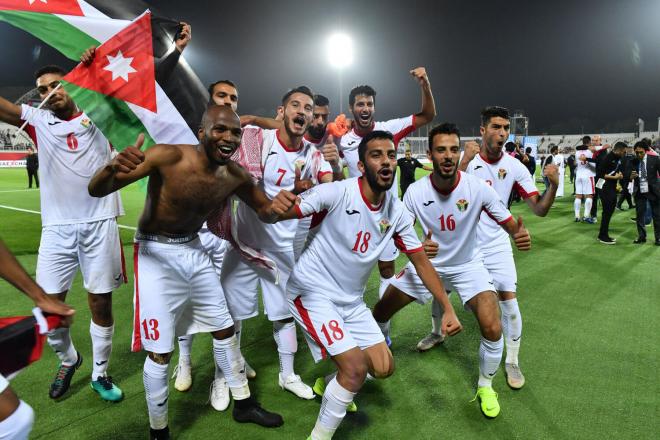 Los jugadores de Jordania celebran un triunfo con su selección.