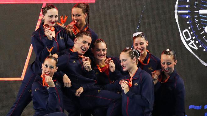 El equipo de natación sincronizada de España, con su medalla en el Europeo (EFE)