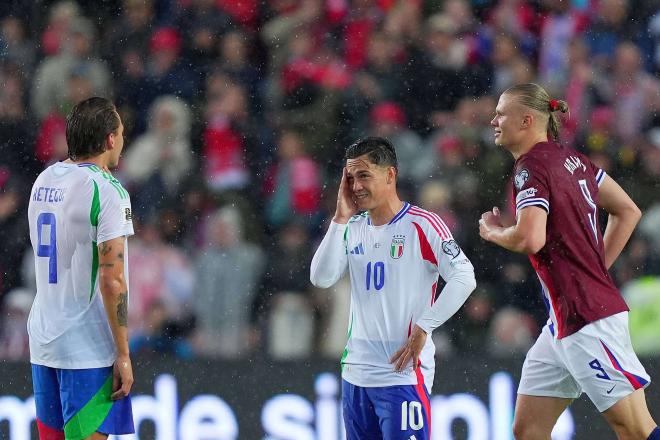 Erling Haaland celebra un gol delante de Raspadori en el Noruega-Italia (Foto: Cordon Press).