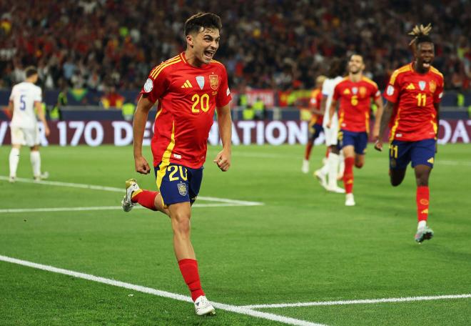Pedri atiende a RTVE tras el partido ante Francia.