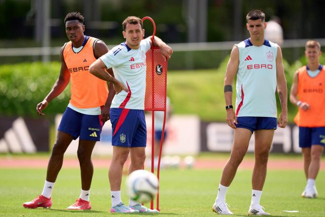 Samu Omorodion, Oyarzabal y Álvaro Morata, en una sesión con España (Foto: EFE).