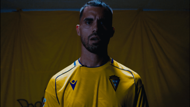 Suso posa con la nueva camiseta del Cádiz CF en el vídeo de presentación.