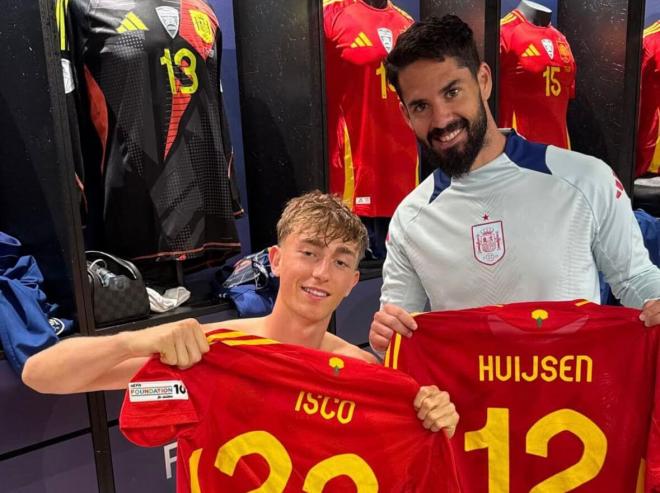 Dean Huijsen e Isco posan con sus camisetas. (Foto: Perfil oficial de Instagram de DH)