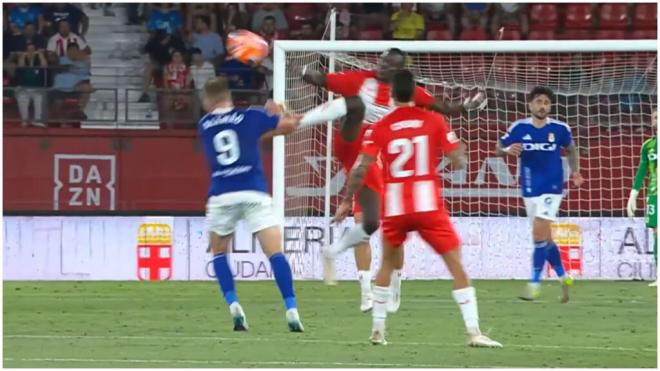 La jugada entre Lopy y Alemão. (Foto: @MovistarFutbol)