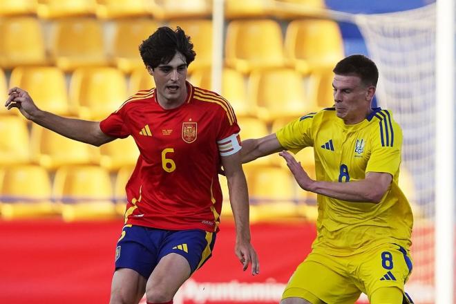 Javi Guerra aguanta un balón en el España-Ucrania sub 21 (Foto: @SeFutbol).