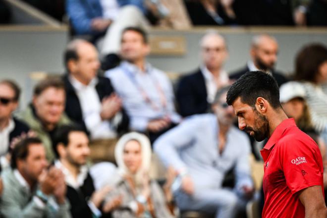 Novak Djokovic se lamenta durante el partido ante Sinner en Roland Garros (Foto: Cordon Press).