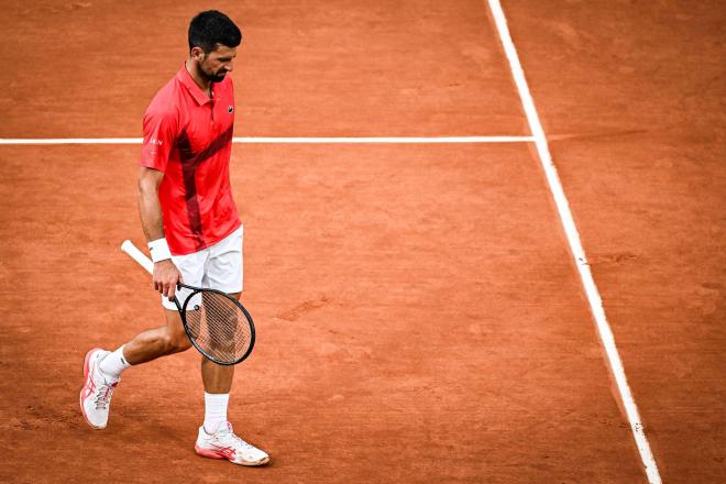 Novak Djokovic se lamenta durante el partido ante Sinner en Roland Garros (Foto: Cordon Press).