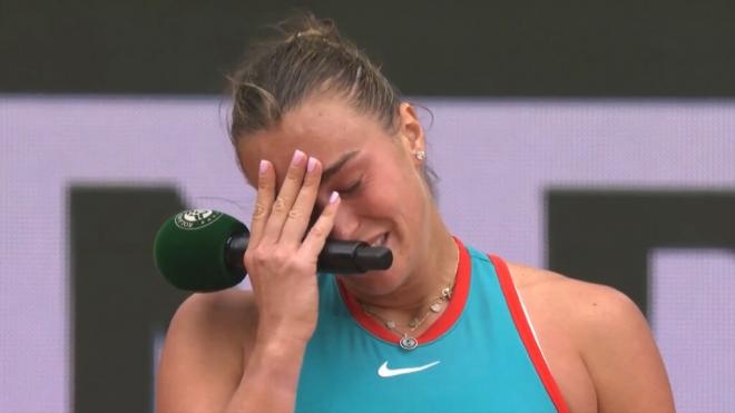 Sabalenka no puede aguantar las lágrimas (Roland Garros)