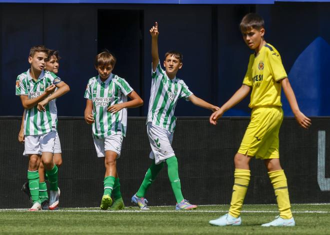 José Manuel Huertas celebra su golazo en el Real Betis-Villarreal (Foto: LALIGA).