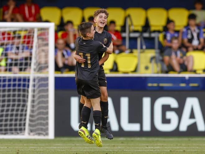 Luca Sánchez y José Ferrer se abrazan tras un gol del Valencia en LALIGA FC Futures (Foto: LALIGA