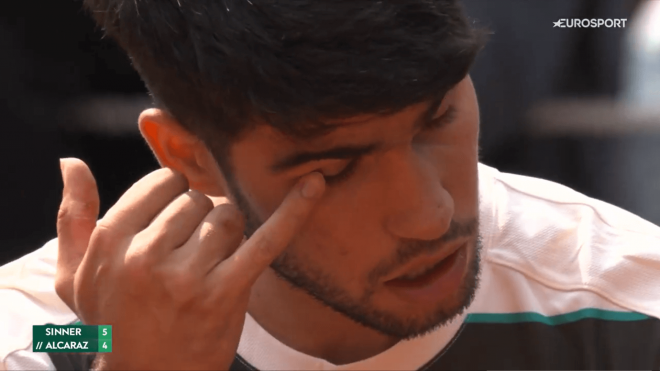 Carlos Alcaraz, atendido del ojo en la final de Roland Garros contra Sinner.