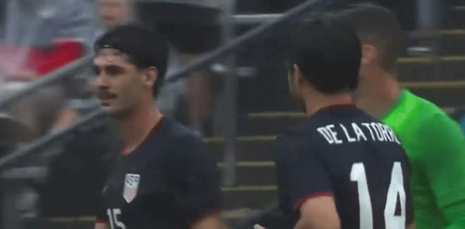 Cardoso, lamentando su error ante Turquía.
