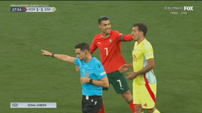 Cristiano Ronaldo celebra el gol de Portugal en la cara de Oyarzabal.