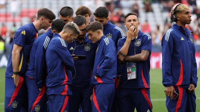 Los jugadores de la Selección Española viendo a Carlos Alcaraz (X: @BarcaUniversal)
