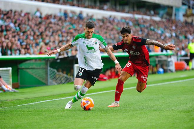 Lance del juego en el Racing-Mirandés (Foto: Cordon Press).